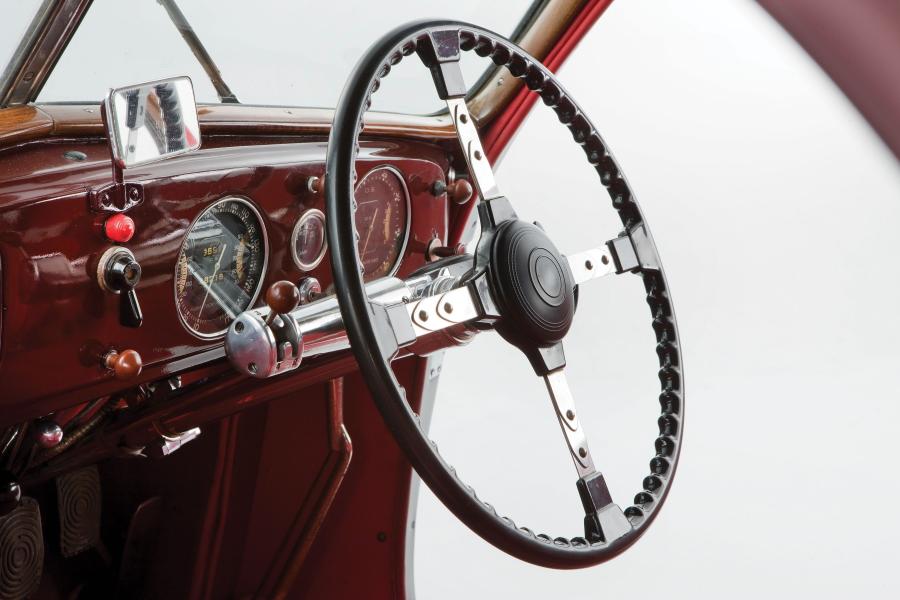 Панель приборов Delahaye 135 M Coupe par Van Leersum 1938 года  (фото 11 из 11)